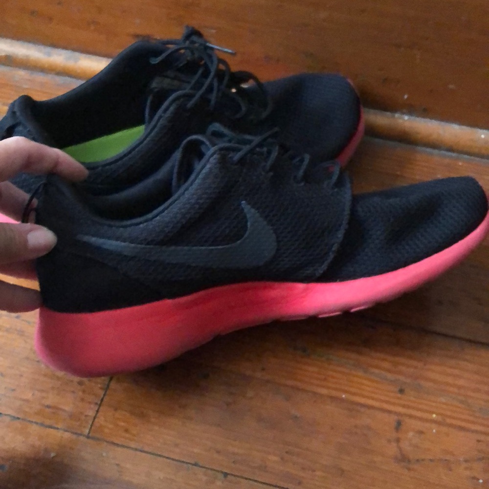 Men’s black and red nikes